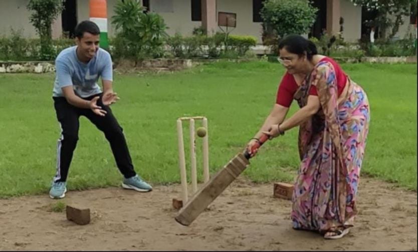 एलबीएस डिग्री कॉलेज में नशा मुक्ति का शपथ लेते विद्यार्थी व क्रिकेट प्रतियोगिता का शुभारंभ करत एलबीएस डिग्री कॉलेज में नशा मुक्ति का शपथ लेते विद्यार्थी व क्रिकेट प्रतियोगिता का शुभारंभ करत