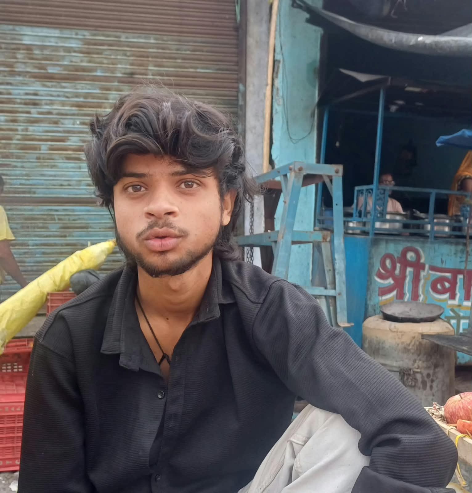 फोटो -1- दिबियापुर रोड पर सड़क पर सब्जी लगाए दुकानदार। संवाद