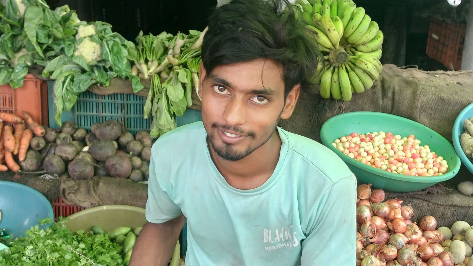 फोटो -1- दिबियापुर रोड पर सड़क पर सब्जी लगाए दुकानदार। संवाद