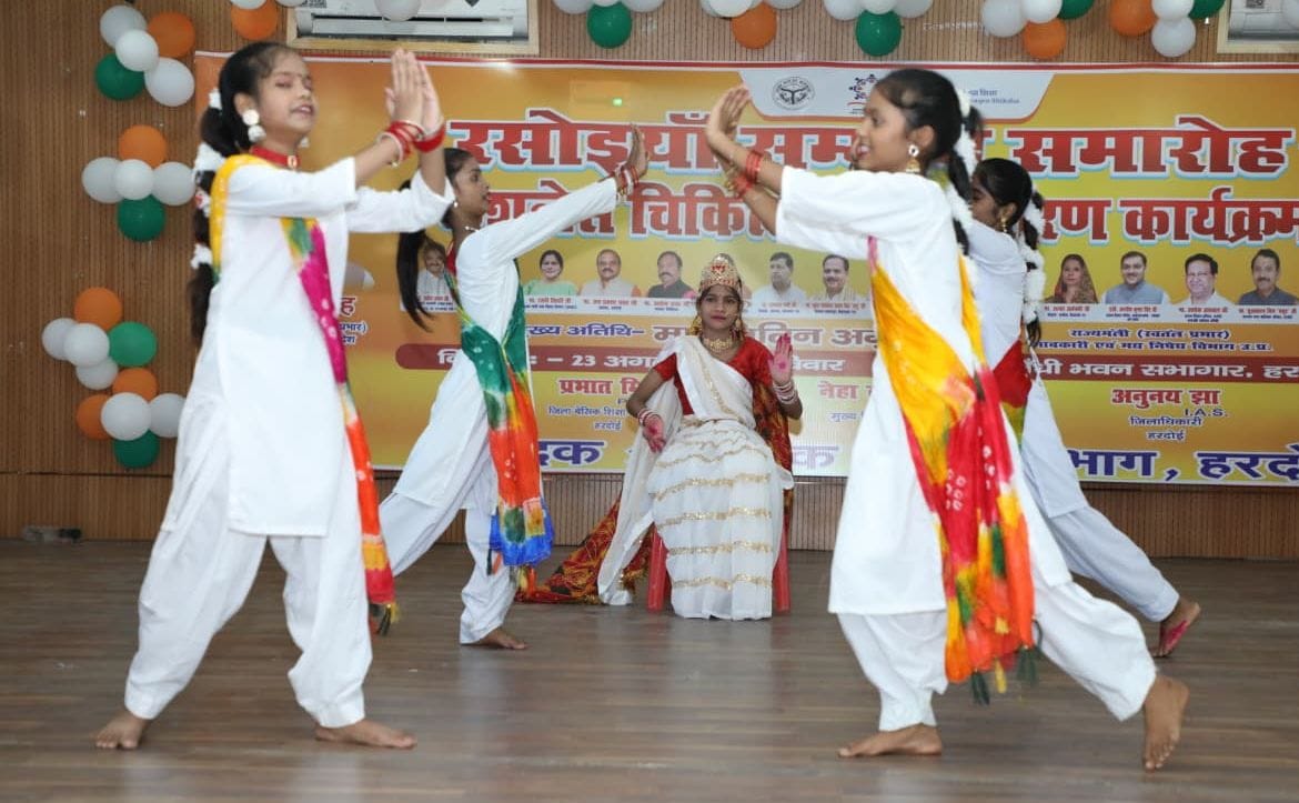 फोटो-12- गांधी भवन में रसोइयों को चेक देते आबकारी मंत्री नितिन अग्रवाल साथ में जिला पंचायत अध्य फोटो-12- गांधी भवन में रसोइयों को चेक देते आबकारी मंत्री नितिन अग्रवाल साथ में जिला पंचायत अध्य