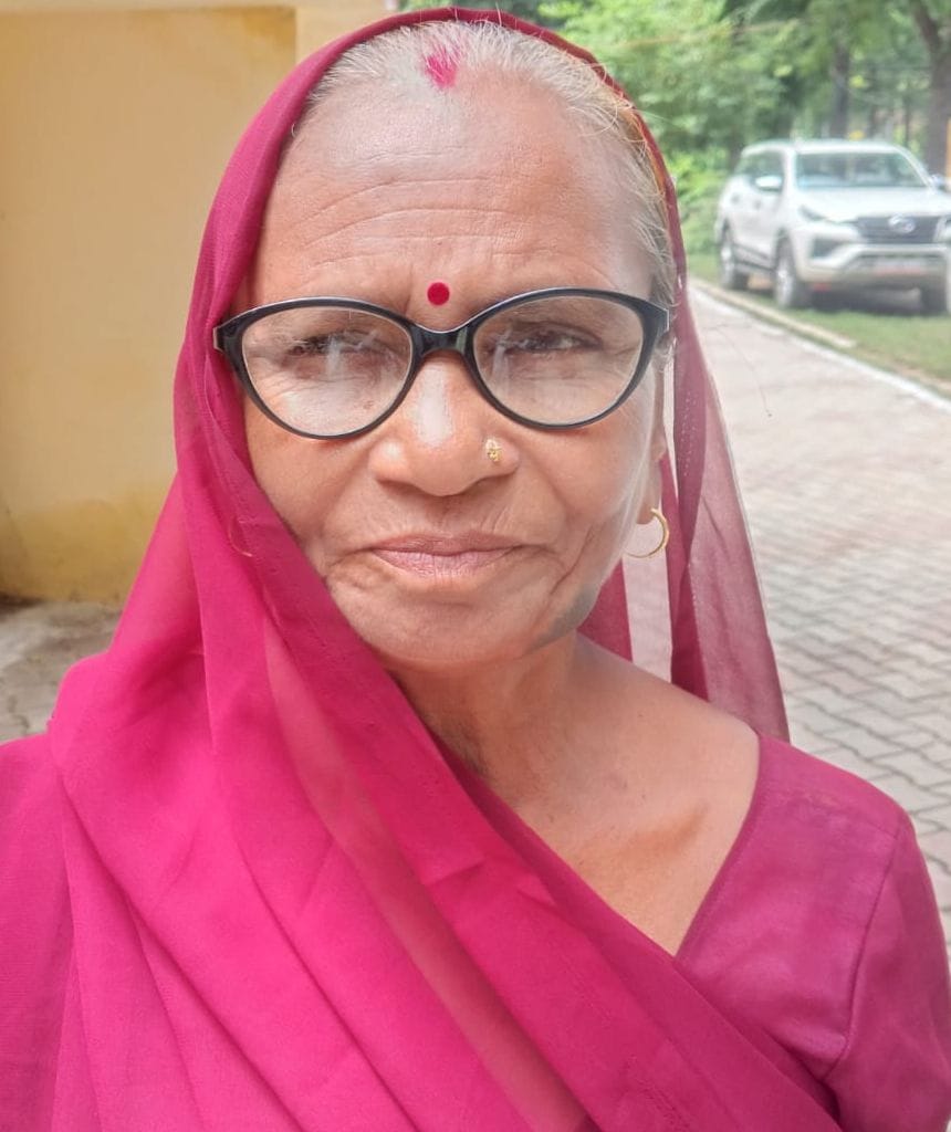 फोटो-12- गांधी भवन में रसोइयों को चेक देते आबकारी मंत्री नितिन अग्रवाल साथ में जिला पंचायत अध्य फोटो-12- गांधी भवन में रसोइयों को चेक देते आबकारी मंत्री नितिन अग्रवाल साथ में जिला पंचायत अध्य