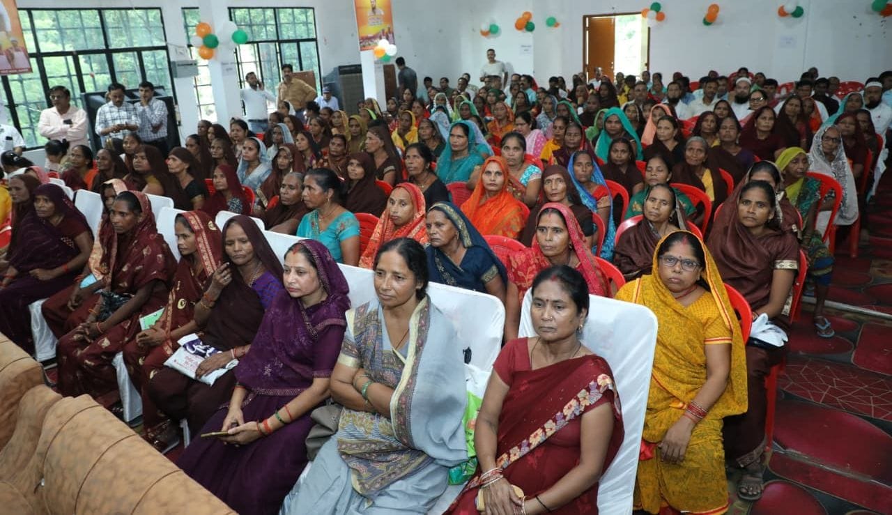 फोटो-12- गांधी भवन में रसोइयों को चेक देते आबकारी मंत्री नितिन अग्रवाल साथ में जिला पंचायत अध्य फोटो-12- गांधी भवन में रसोइयों को चेक देते आबकारी मंत्री नितिन अग्रवाल साथ में जिला पंचायत अध्य