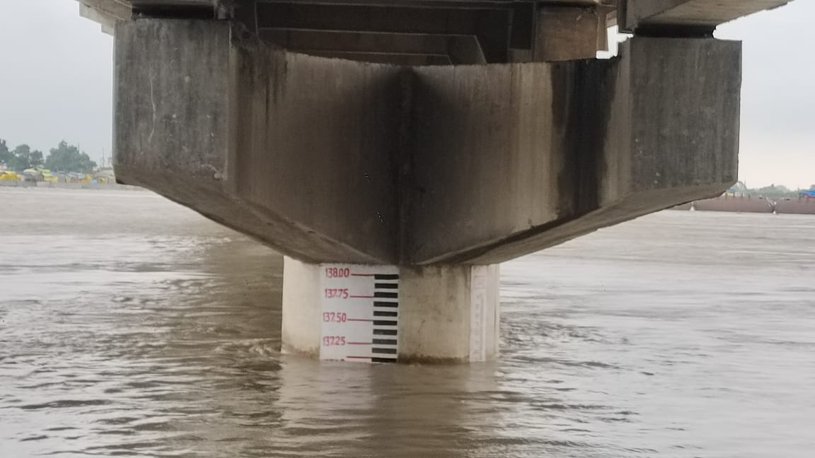 फोटो-18 आवागमन रोकने के लिए फर्रुखाबाद-बदायूं मार्ग के चित्रकूट डिप लगाई गई बैरिकेडिंग। स्रोत: 