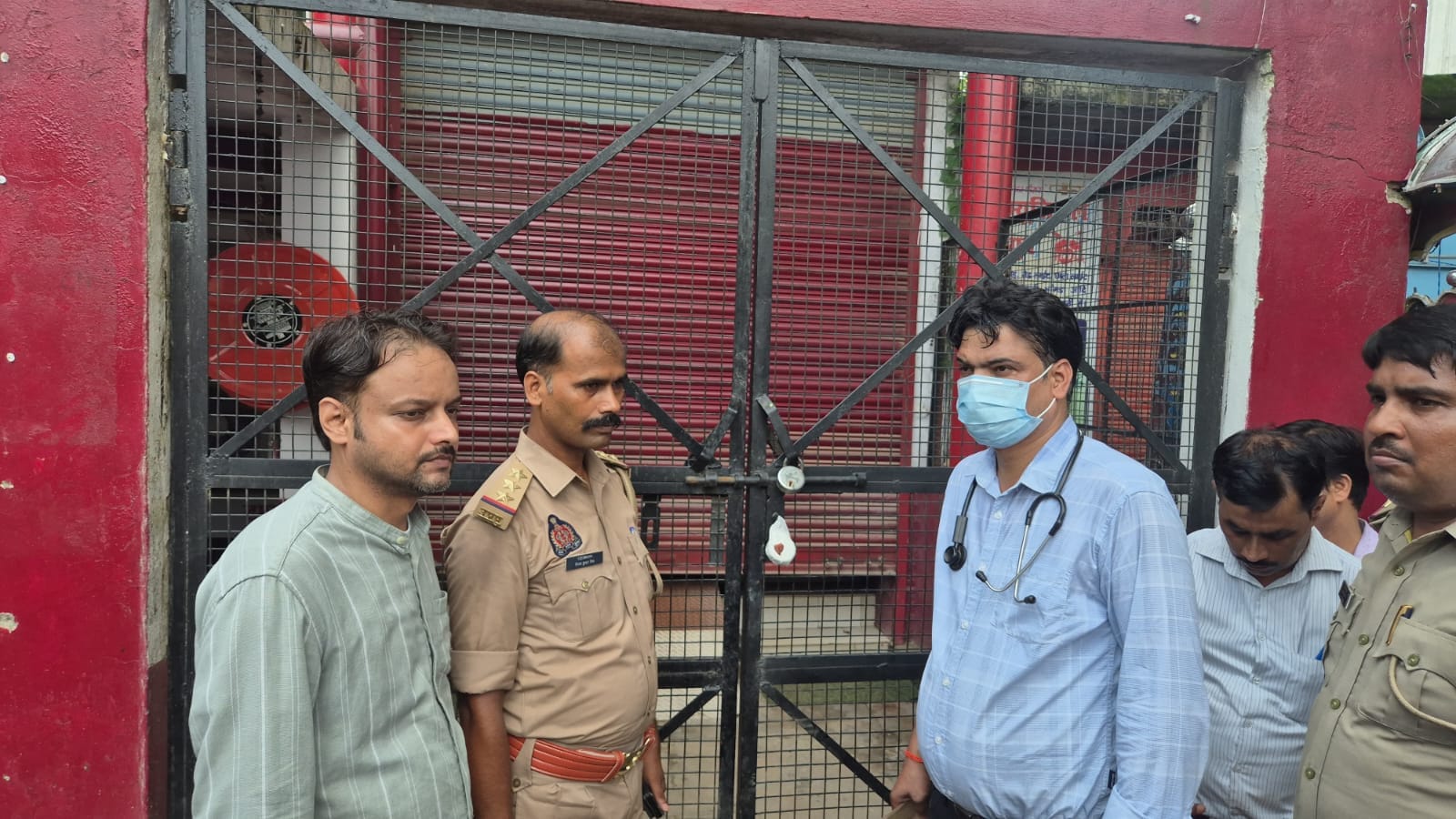 फोटो-22-हंगामे की सूचना पर अस्पताल के बाहर मौजूद पुलिस। संवाद फोटो-22-हंगामे की सूचना पर अस्पताल के बाहर मौजूद पुलिस। संवाद