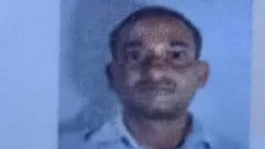 फोटो 23 एचएएमपी 26- भवानी गांव में नदी किनारे शव देखने पहुंचे ग्रामीण। संवाद फोटो 23 एचएएमपी 26- भवानी गांव में नदी किनारे शव देखने पहुंचे ग्रामीण। संवाद