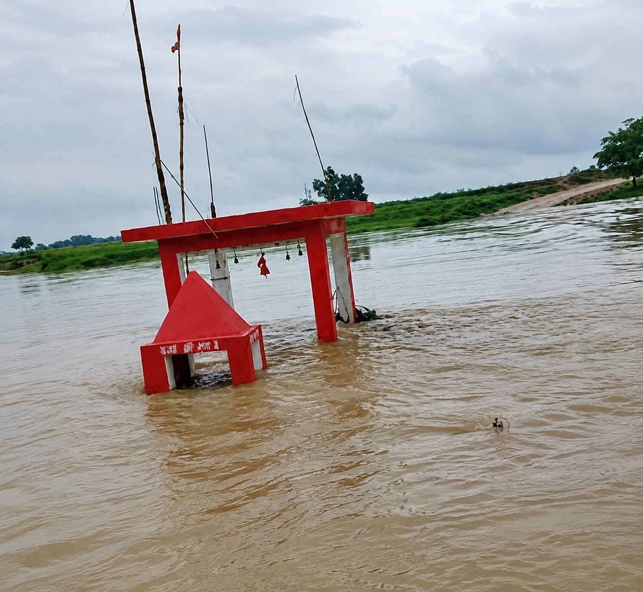 फोटो-24-पडो़हरा नांदादेव संपर्क मार्ग पर बने रपटे पर चल रही नाव। संवाद