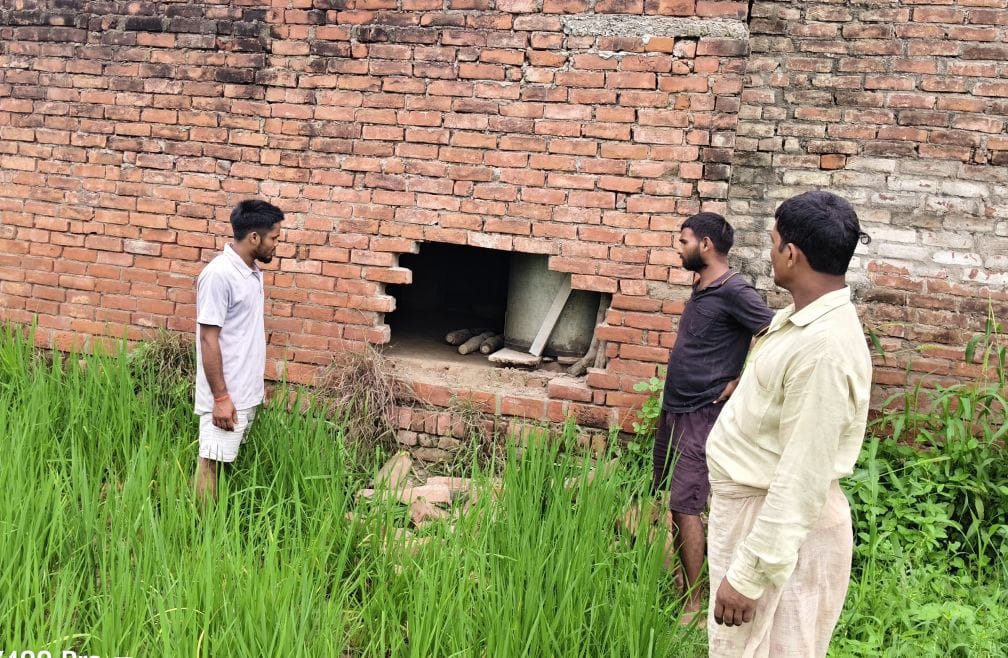 फोटो-24-दीवार में लगी सेंध को देखते ग्रामीण। संवाद
