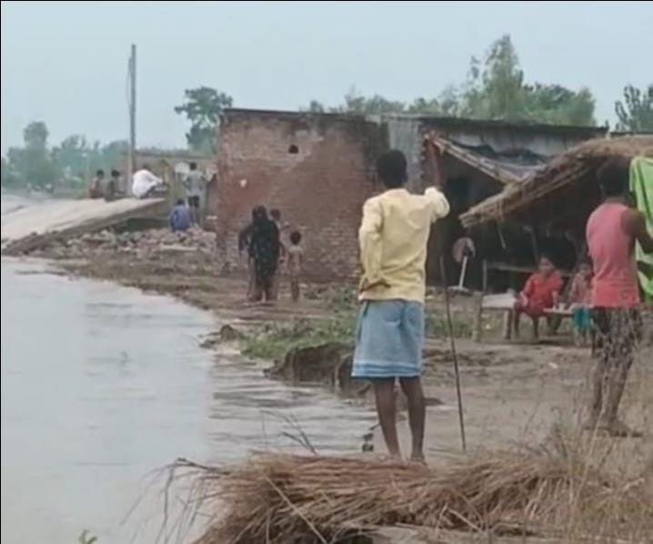 फोटो-27 सदर तहसील के दौली की मड़ैया में कटान करती गंगा। संवाद फोटो-27 सदर तहसील के दौली की मड़ैया में कटान करती गंगा। संवाद
