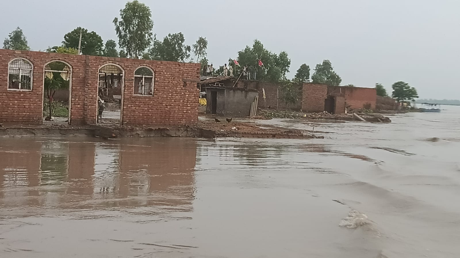 फोटो-27 सदर तहसील के दौली की मड़ैया में कटान करती गंगा। संवाद फोटो-27 सदर तहसील के दौली की मड़ैया में कटान करती गंगा। संवाद