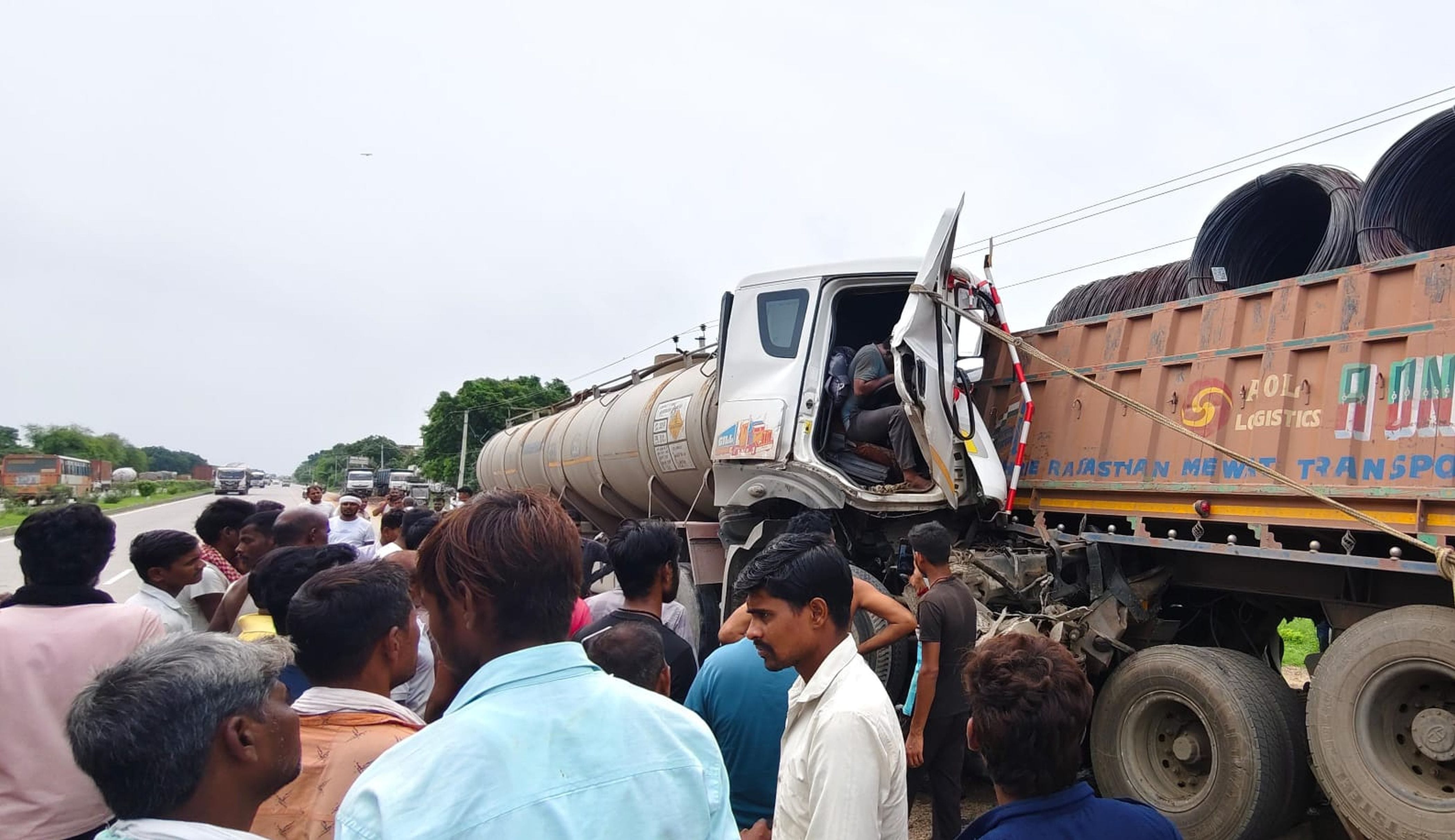 फोटो-30 ट्रेलर व टेंकर की भिडंत के बाद मौके पर मौजूद भीड़ व क्षतिग्रस्त वाहन। संवाद फोटो-30 ट्रेलर व टेंकर की भिडंत के बाद मौके पर मौजूद भीड़ व क्षतिग्रस्त वाहन। संवाद
