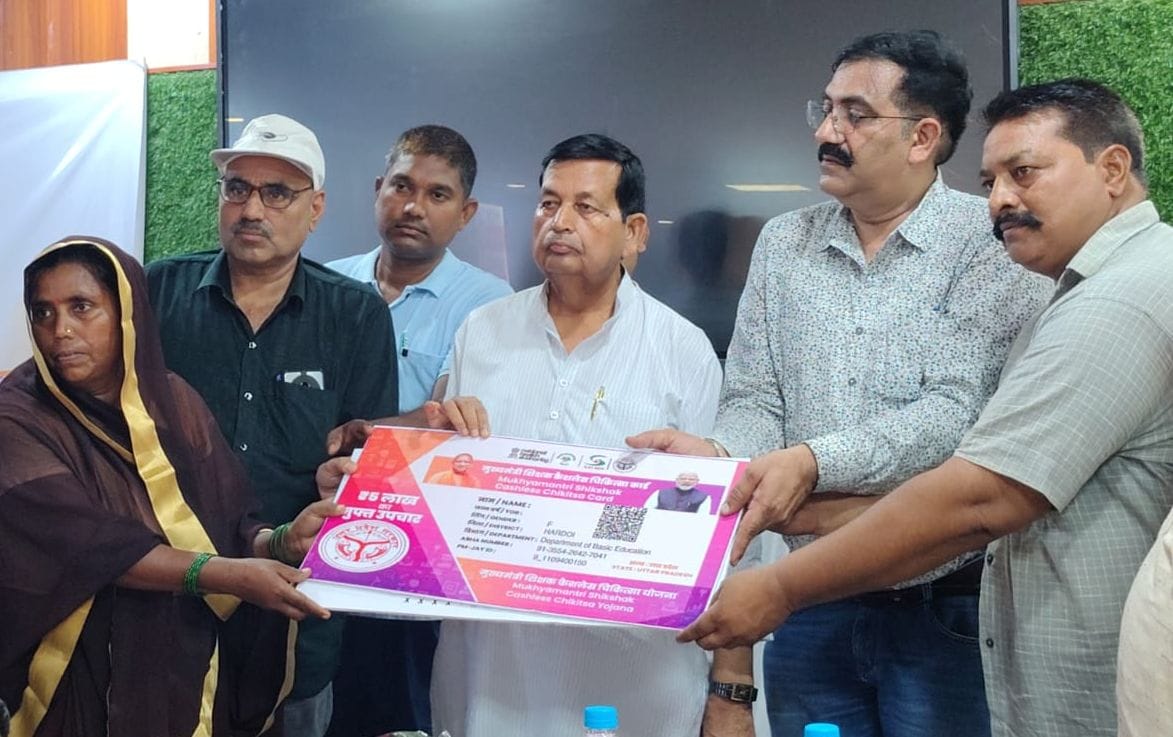 फोटो-44-माधौगंज में रसोइया को कैशलेस चिकितसा कार्ड देते विधायक आशीष सिंह आशू। संवाद फोटो-44-माधौगंज में रसोइया को कैशलेस चिकितसा कार्ड देते विधायक आशीष सिंह आशू। संवाद