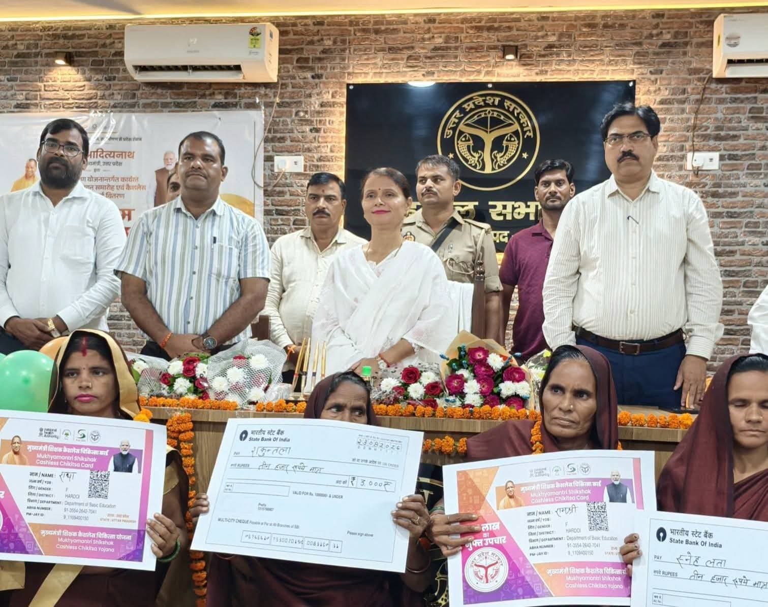 फोटो-44-माधौगंज में रसोइया को कैशलेस चिकितसा कार्ड देते विधायक आशीष सिंह आशू। संवाद फोटो-44-माधौगंज में रसोइया को कैशलेस चिकितसा कार्ड देते विधायक आशीष सिंह आशू। संवाद