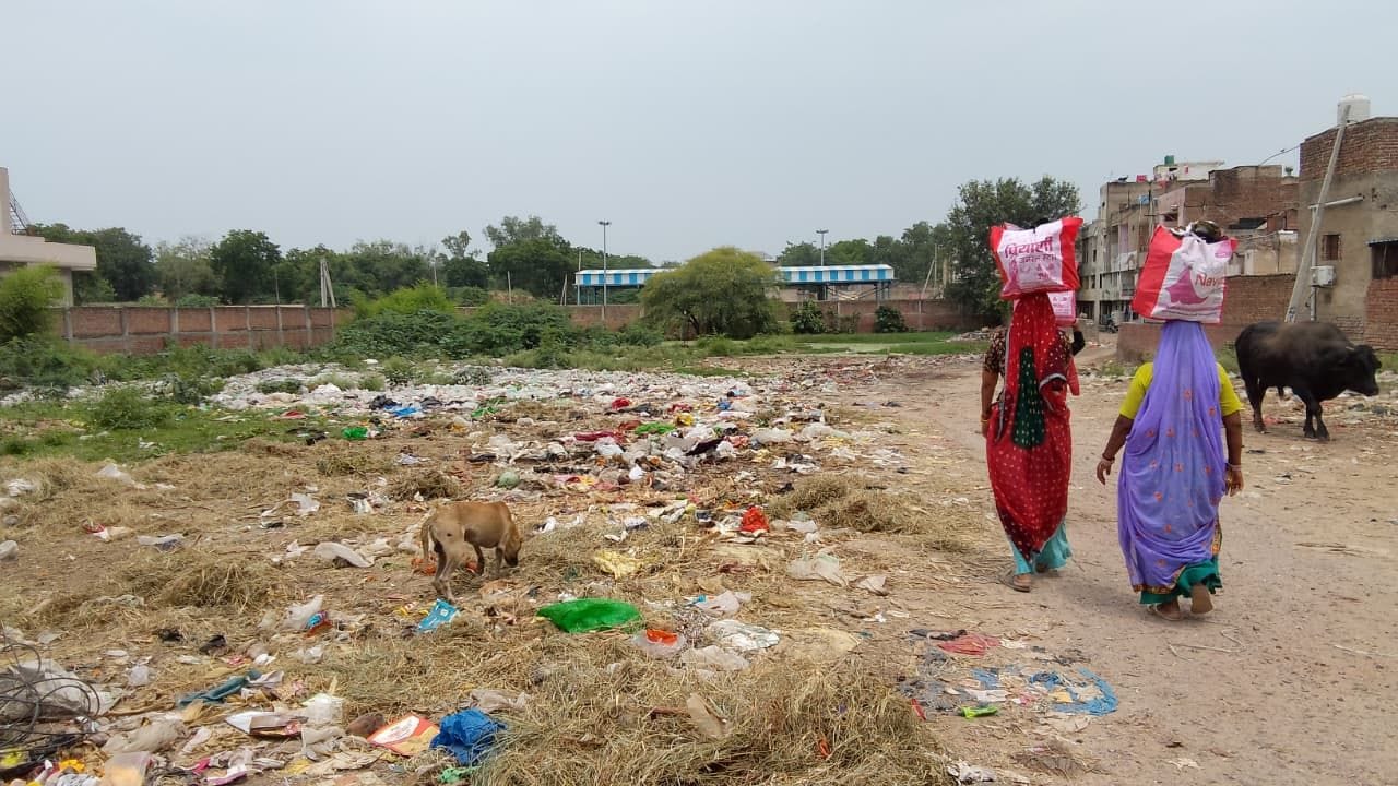 फोटो संख्या:60- विधायक के आवस मार्ग को कर्मचारियों द्वारा की  गई सफाई--संवाद