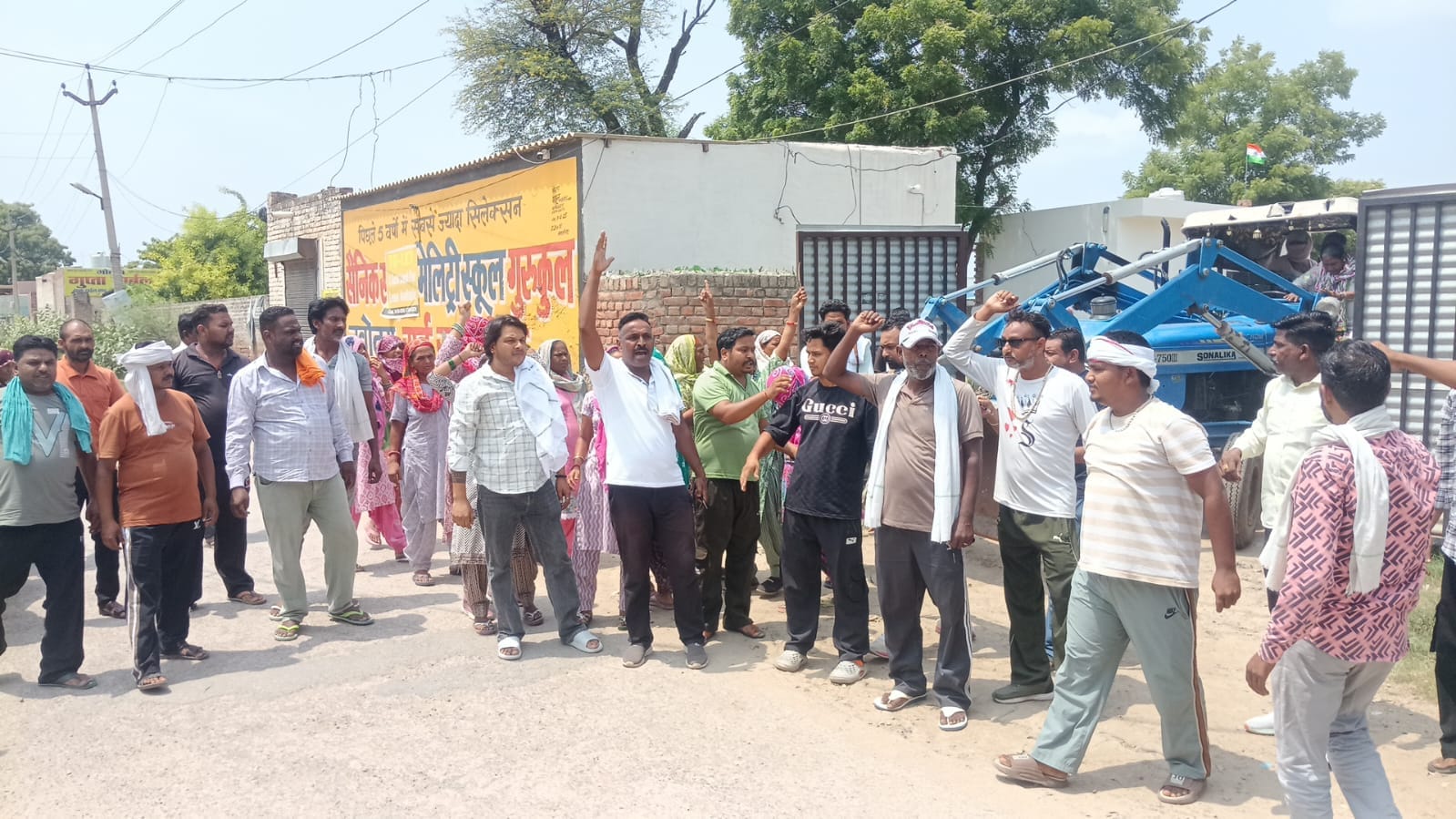 फतेहाबाद। शहर के खैराती खेड़ा रोड पर गाड़ी निकालते समय कर्मचारी प्रदर्शन करते हुए। संवाद फतेहाबाद। शहर के खैराती खेड़ा रोड पर गाड़ी निकालते समय कर्मचारी प्रदर्शन करते हुए। संवाद