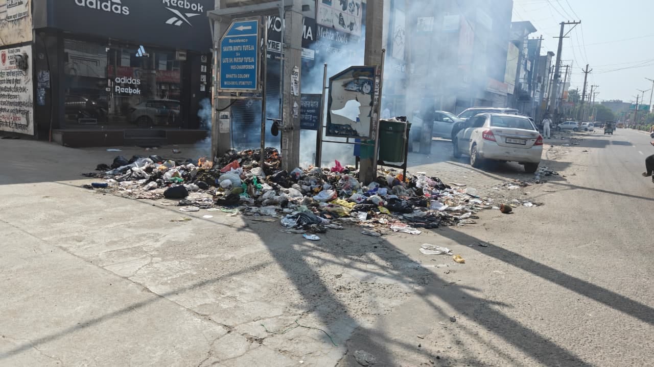 फतेहाबाद। शहर के खैराती खेड़ा रोड पर गाड़ी निकालते समय कर्मचारी प्रदर्शन करते हुए। संवाद फतेहाबाद। शहर के खैराती खेड़ा रोड पर गाड़ी निकालते समय कर्मचारी प्रदर्शन करते हुए। संवाद