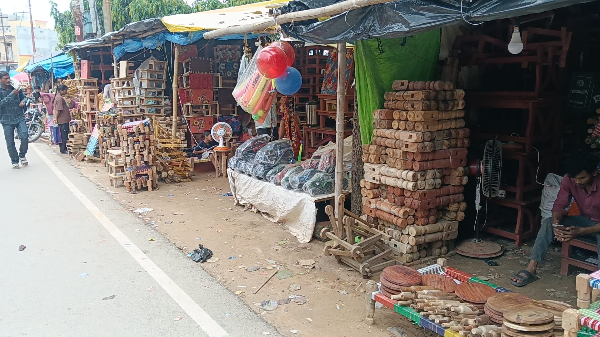 गोला में मिल डायवर्जन मार्ग पर जल भराव से निकालते श्रद्धालु। संवाद गोला में मिल डायवर्जन मार्ग पर जल भराव से निकालते श्रद्धालु। संवाद