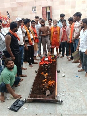 गोला में रविवार को शिव मंदिर की दर्शन दीर्घा में श्रद्धालु। संवाद गोला में रविवार को शिव मंदिर की दर्शन दीर्घा में श्रद्धालु। संवाद