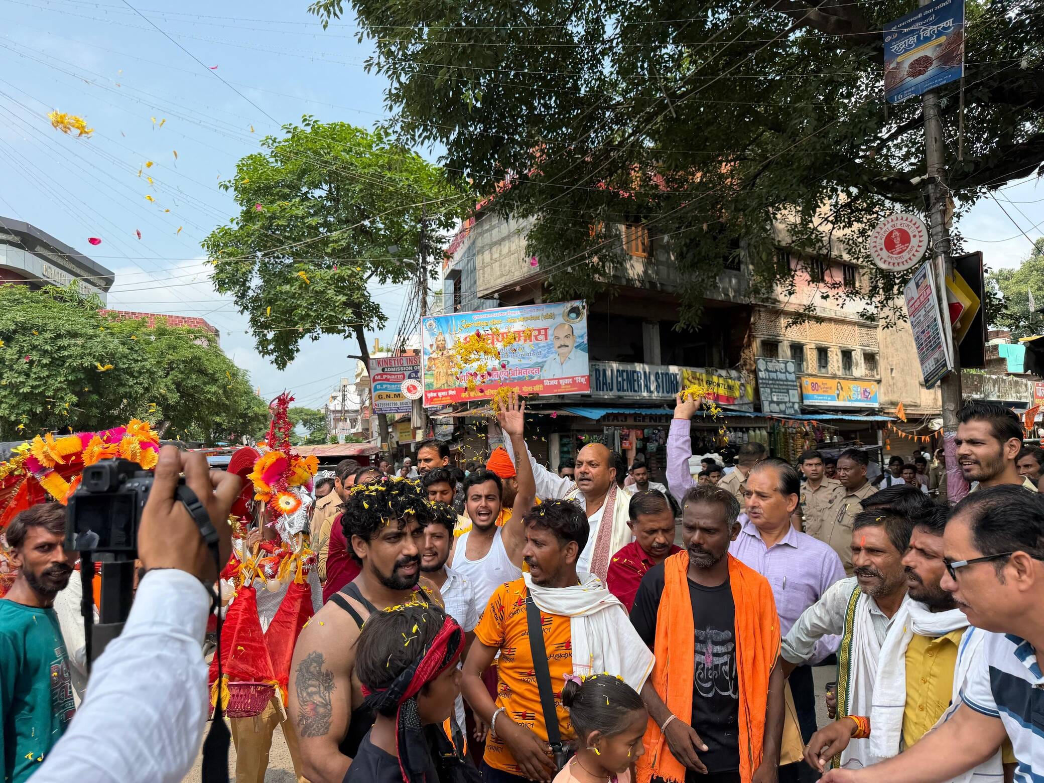गोला में रविवार को शिव मंदिर की दर्शन दीर्घा में श्रद्धालु। संवाद गोला में रविवार को शिव मंदिर की दर्शन दीर्घा में श्रद्धालु। संवाद