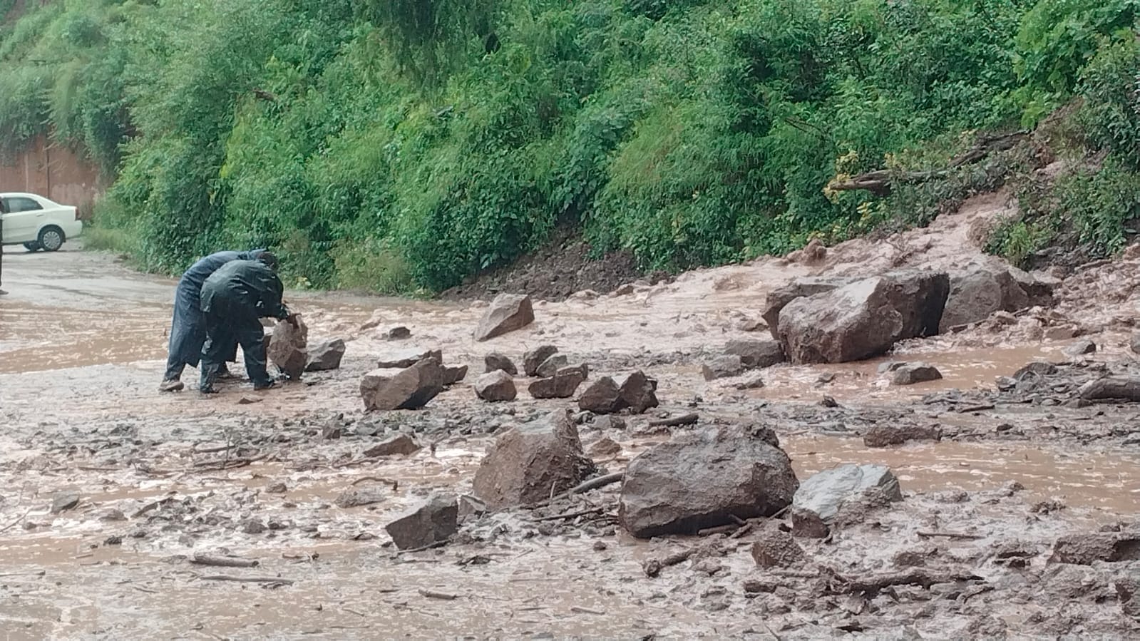 ग्राम पंचायत कचौली के बड्डू में स्कूली बच्चे को कंधे पर नाला पार कराता ग्रामीण। स्रोत: जागरूक प ग्राम पंचायत कचौली के बड्डू में स्कूली बच्चे को कंधे पर नाला पार कराता ग्रामीण। स्रोत: जागरूक प