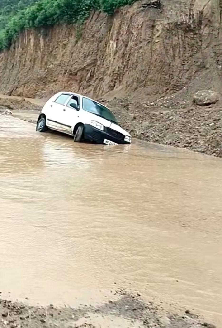ग्राम पंचायत कचौली के बड्डू में स्कूली बच्चे को कंधे पर नाला पार कराता ग्रामीण। स्रोत: जागरूक प ग्राम पंचायत कचौली के बड्डू में स्कूली बच्चे को कंधे पर नाला पार कराता ग्रामीण। स्रोत: जागरूक प