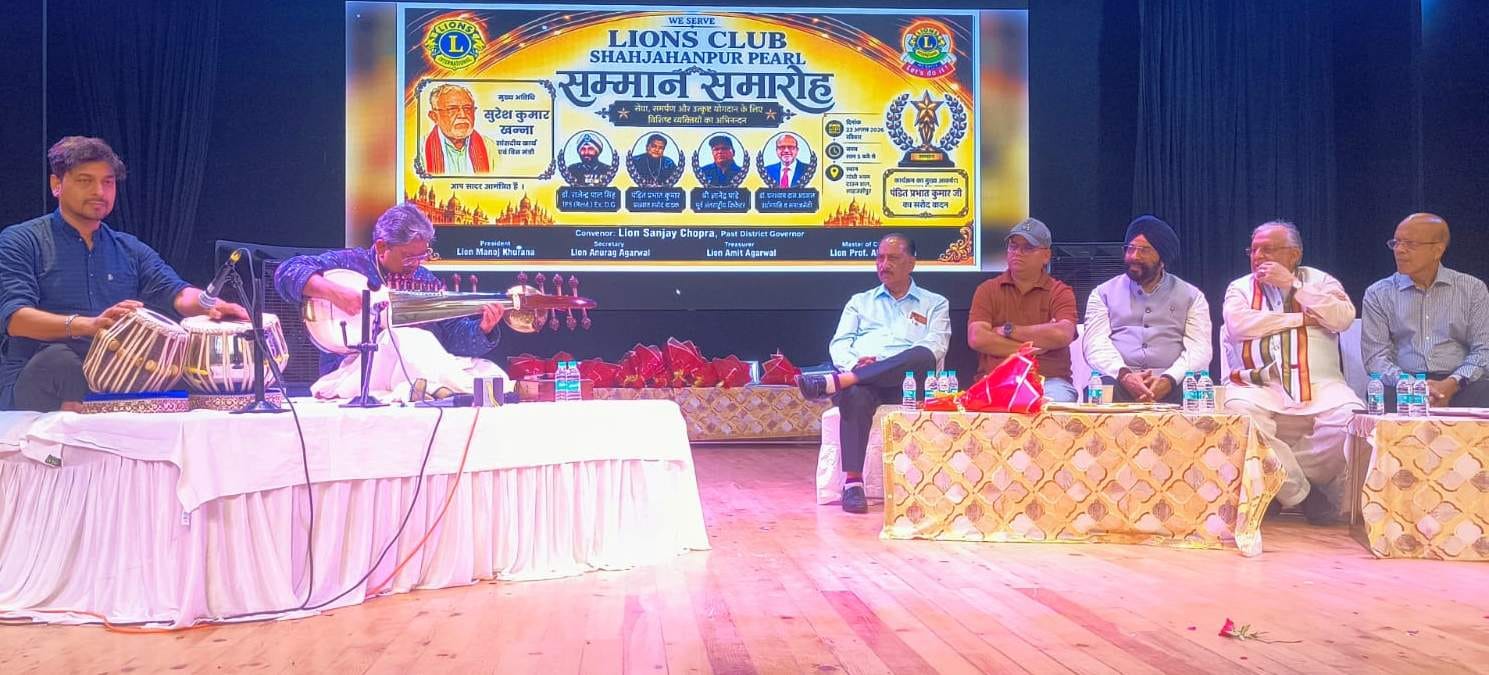 गांधी भवन में प्रख्यात सरोद वादक को सम्मानित करते वित्त मंत्री सुरेश खन्ना। संवाद गांधी भवन में प्रख्यात सरोद वादक को सम्मानित करते वित्त मंत्री सुरेश खन्ना। संवाद