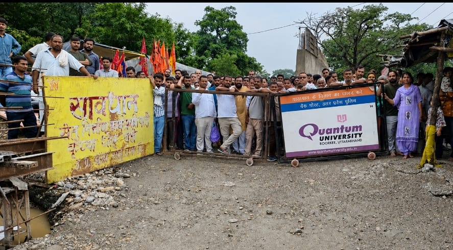 गांव शाहपुर गाड़ा नदी में जलस्तर बढ़ने पर जान जोखिम में डालकर नदी पार करते राहगीर। संवाद
