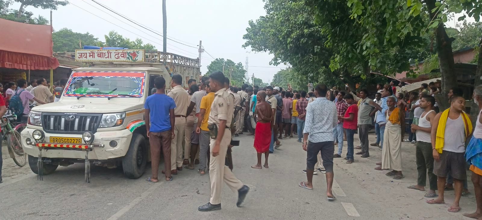 हादसे के बाद घटना स्थल पर जमा भीड़ हादसे के बाद घटना स्थल पर जमा भीड़