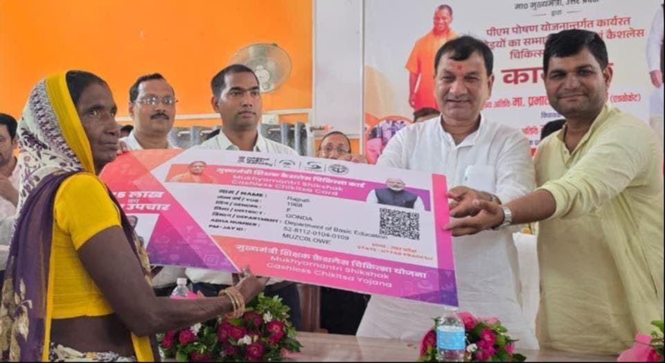 जिला पंचायत सभागार में रसोइयों को बांटे गए हेल्थकार्ड और विधायकों ने भी किया वितरण। संवाद