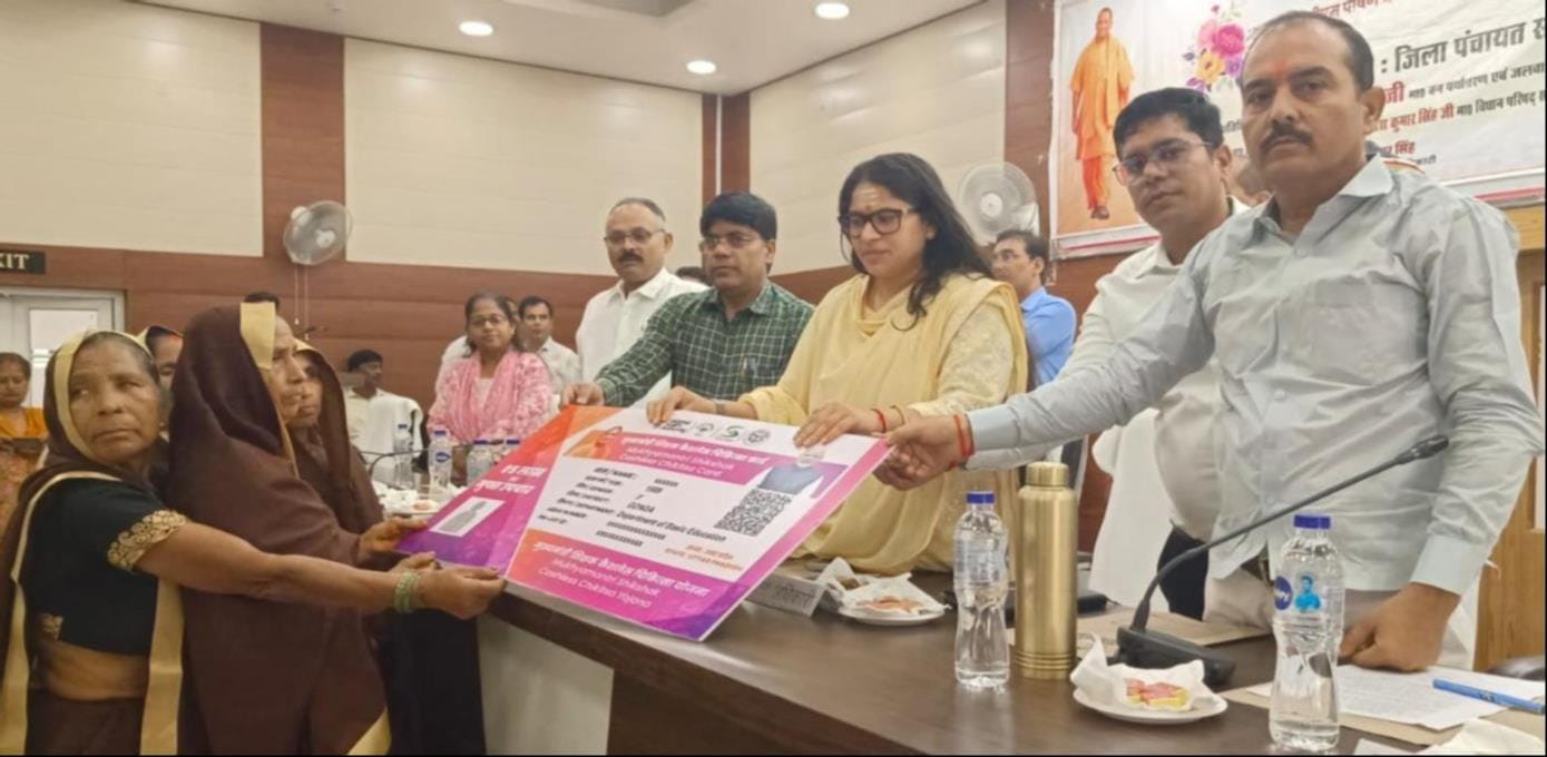 जिला पंचायत सभागार में रसोइयों को बांटे गए हेल्थकार्ड और विधायकों ने भी किया वितरण। संवाद