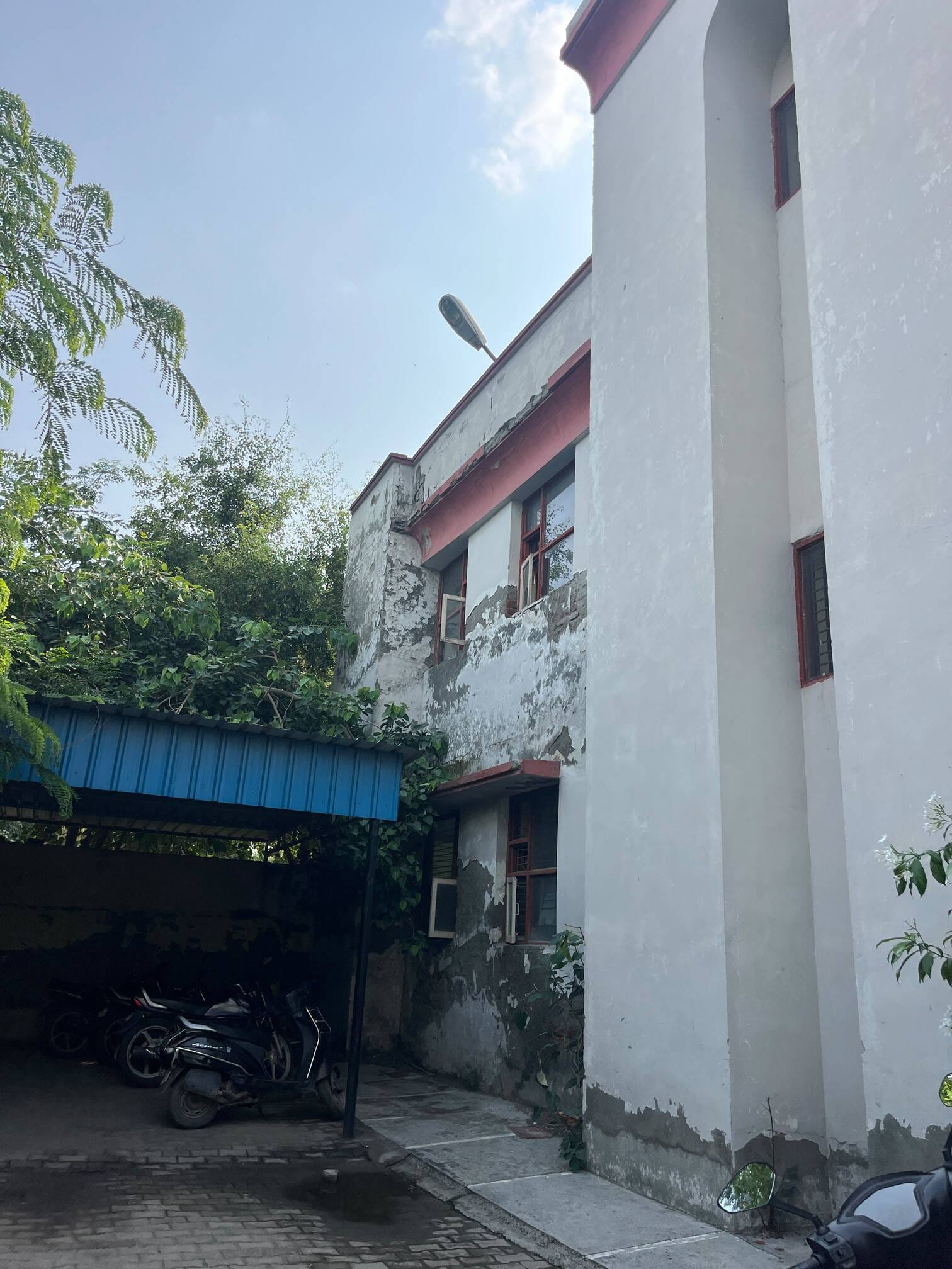 जिला पुस्तकालय भवन की जर्जर हो चुका भवन। संवाद जिला पुस्तकालय भवन की जर्जर हो चुका भवन। संवाद