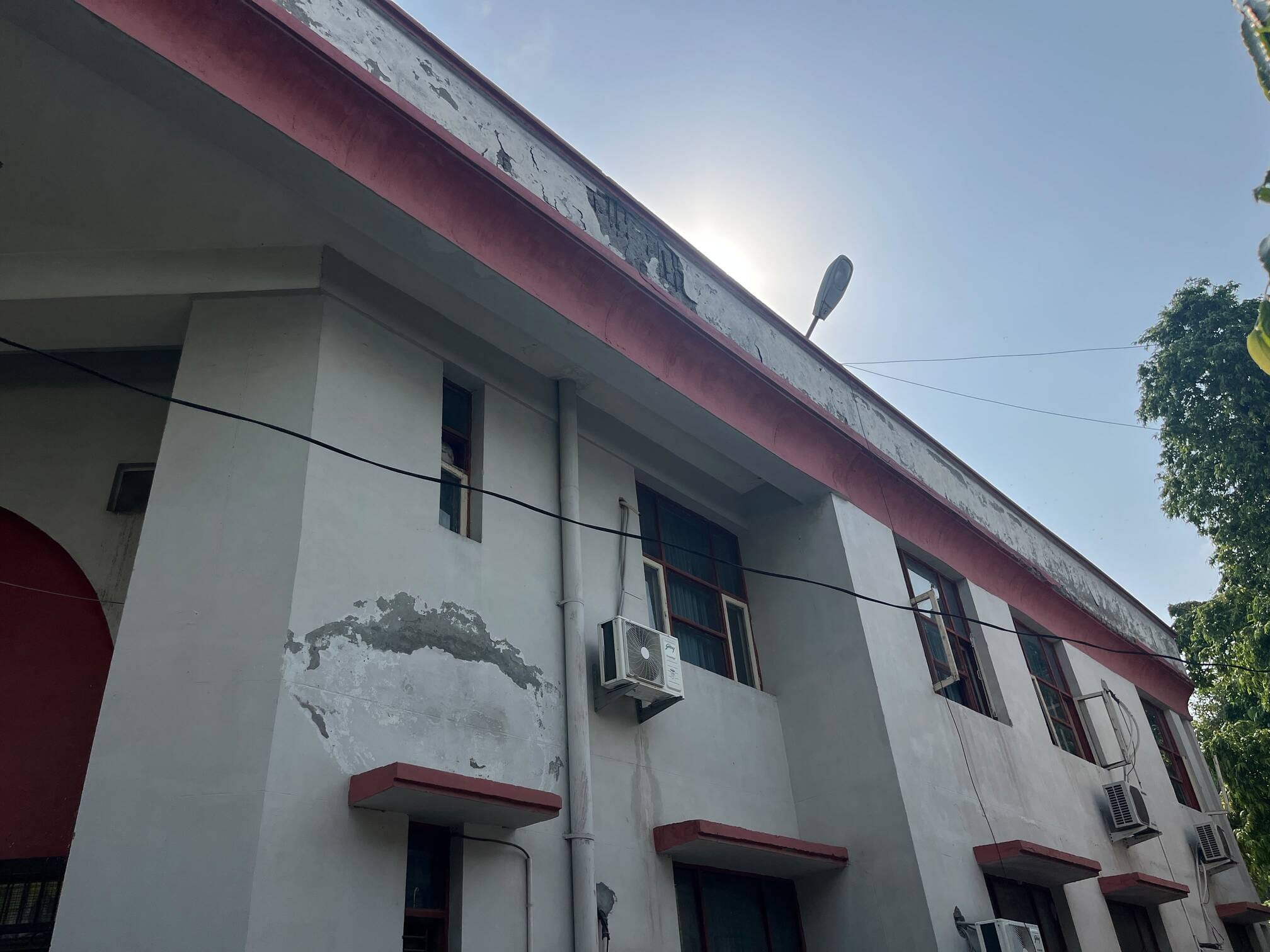 जिला पुस्तकालय भवन की जर्जर हो चुका भवन। संवाद जिला पुस्तकालय भवन की जर्जर हो चुका भवन। संवाद