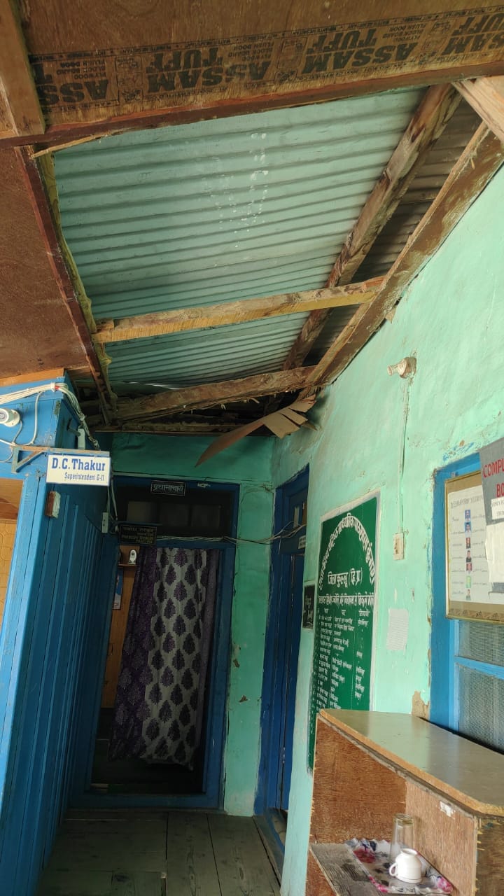 कुंगश स्कूल की जर्जर हो चुकी छत। संवाद