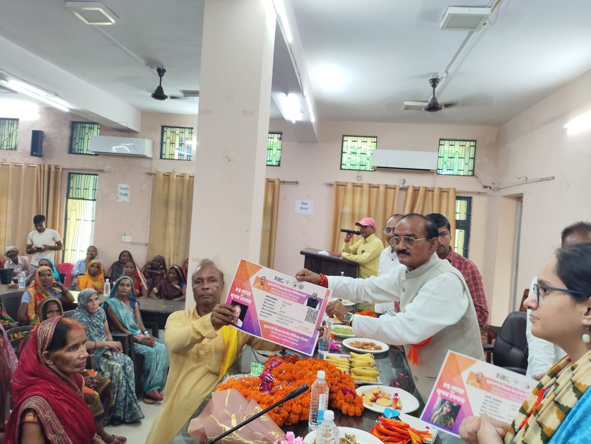 कलेक्ट्रेट सभागार में रसोइयों को सम्मानित करते अधिकारी। संवाद कलेक्ट्रेट सभागार में रसोइयों को सम्मानित करते अधिकारी। संवाद