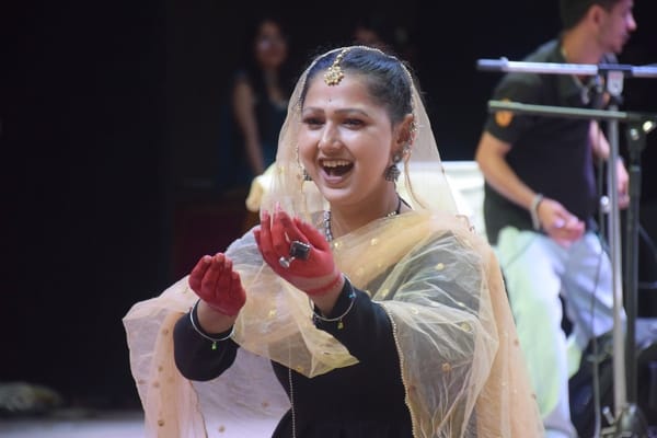 कुल्लू के अटल सदन में सुत्रधार के मल्हार उत्सव के दौरान प्रस्तुति देते कलाकार।-संवाद कुल्लू के अटल सदन में सुत्रधार के मल्हार उत्सव के दौरान प्रस्तुति देते कलाकार।-संवाद