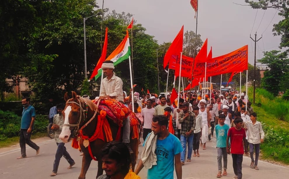 कोपागंज राधा कृष्ण मंदिर में धरने पर बैठे लोग।संवाद कोपागंज राधा कृष्ण मंदिर में धरने पर बैठे लोग।संवाद