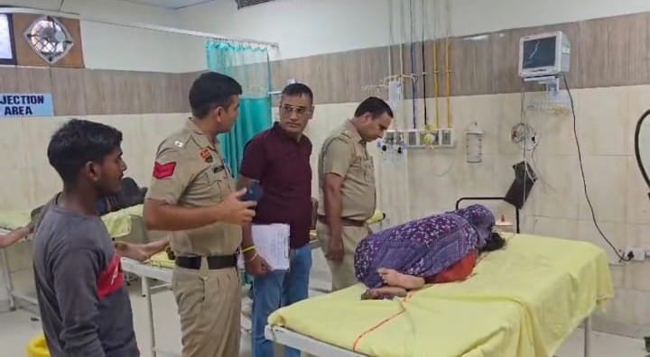 कुरुक्षेत्र। घर के आसपास जांच करती पुलिस व फारेंसिक टीम। संवाद कुरुक्षेत्र। घर के आसपास जांच करती पुलिस व फारेंसिक टीम। संवाद