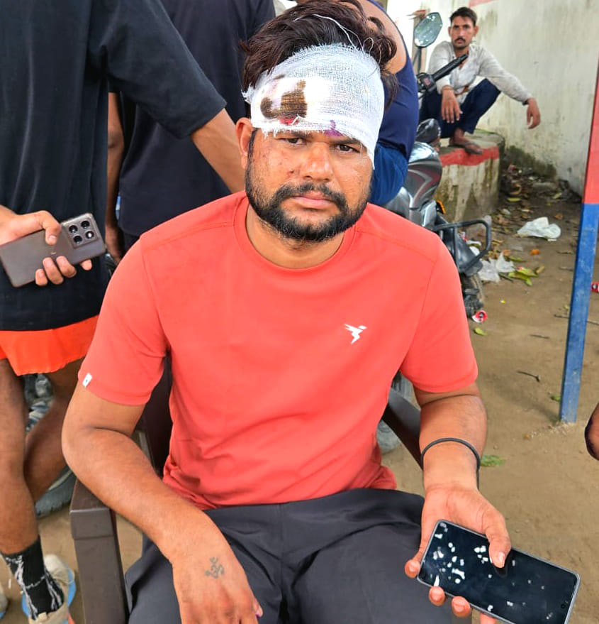 खुर्जा कोतवाली में हंगामा करते कांवड़ियों से वार्ता करते देहात थाना प्रभारी भुवनेश सिंह। संवाद