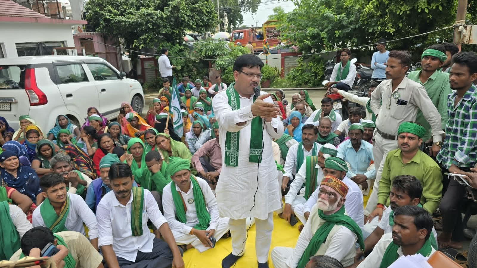मोहनलालगंज थाने का घेराव कर प्रदर्शन करते भारतीय किसान क्रांति यूनियन के कार्यकर्ता।