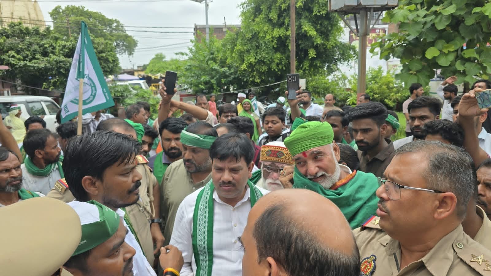 मोहनलालगंज थाने का घेराव कर प्रदर्शन करते भारतीय किसान क्रांति यूनियन के कार्यकर्ता।