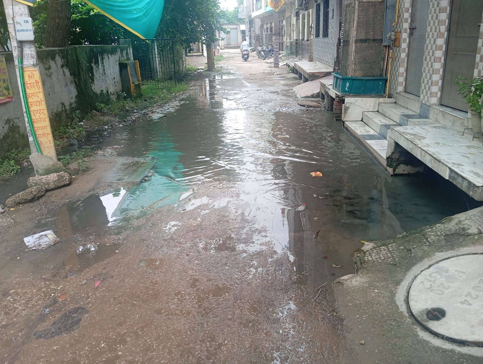 मौत को न्योता देते नाले। 