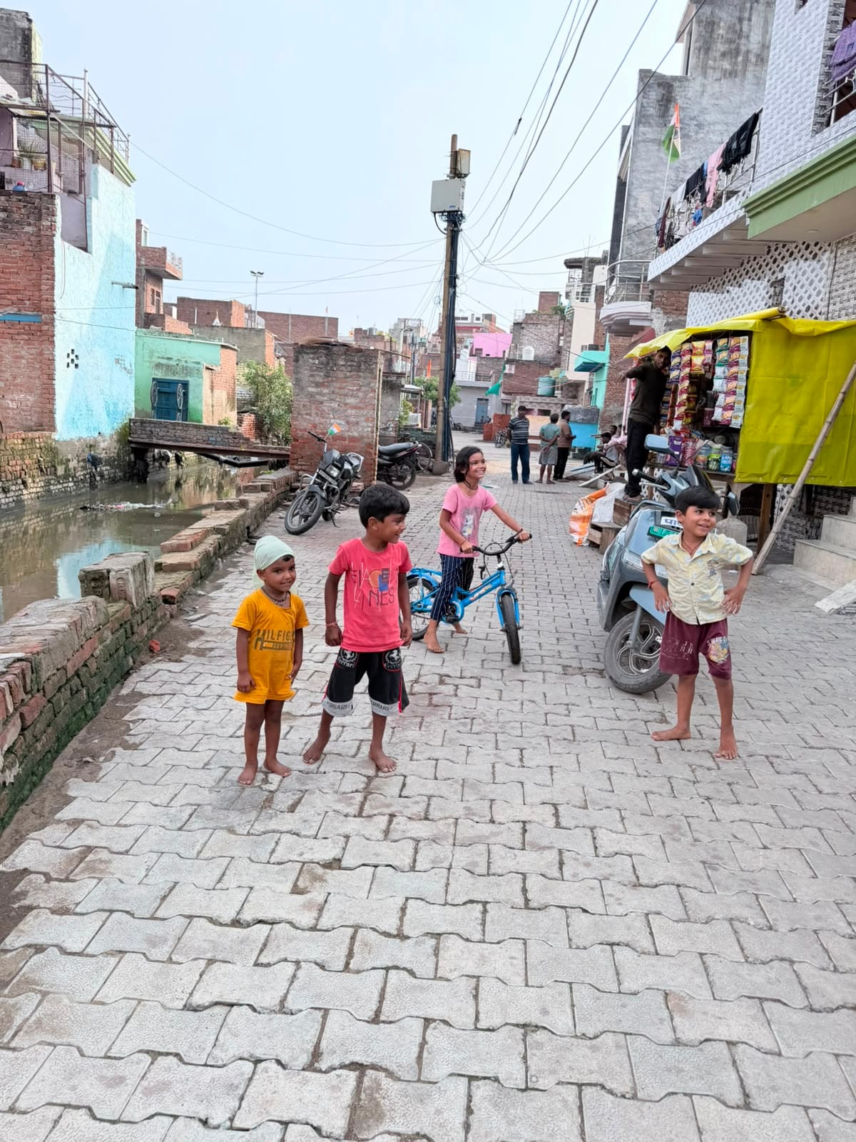 मौत को न्योता देते नाले। 