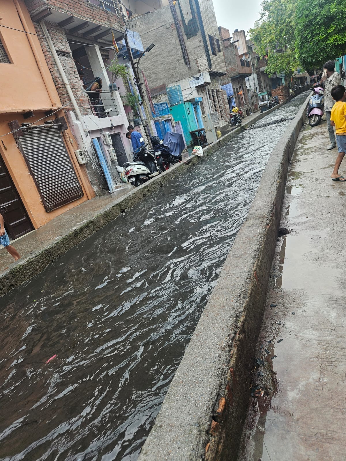 मौत को न्योता देते नाले। 