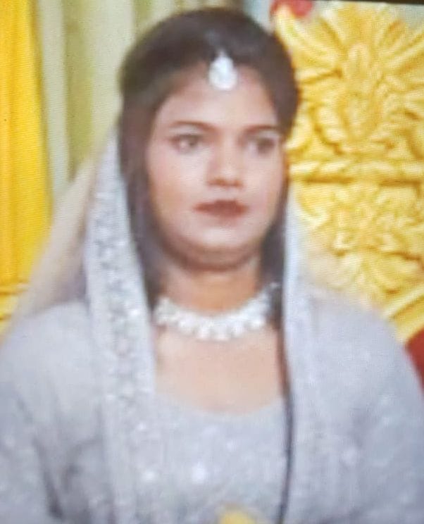 माता-पिता के साथ कांवड़ लेकर गुजरता बालक कांवड़िया। संवाद माता-पिता के साथ कांवड़ लेकर गुजरता बालक कांवड़िया। संवाद