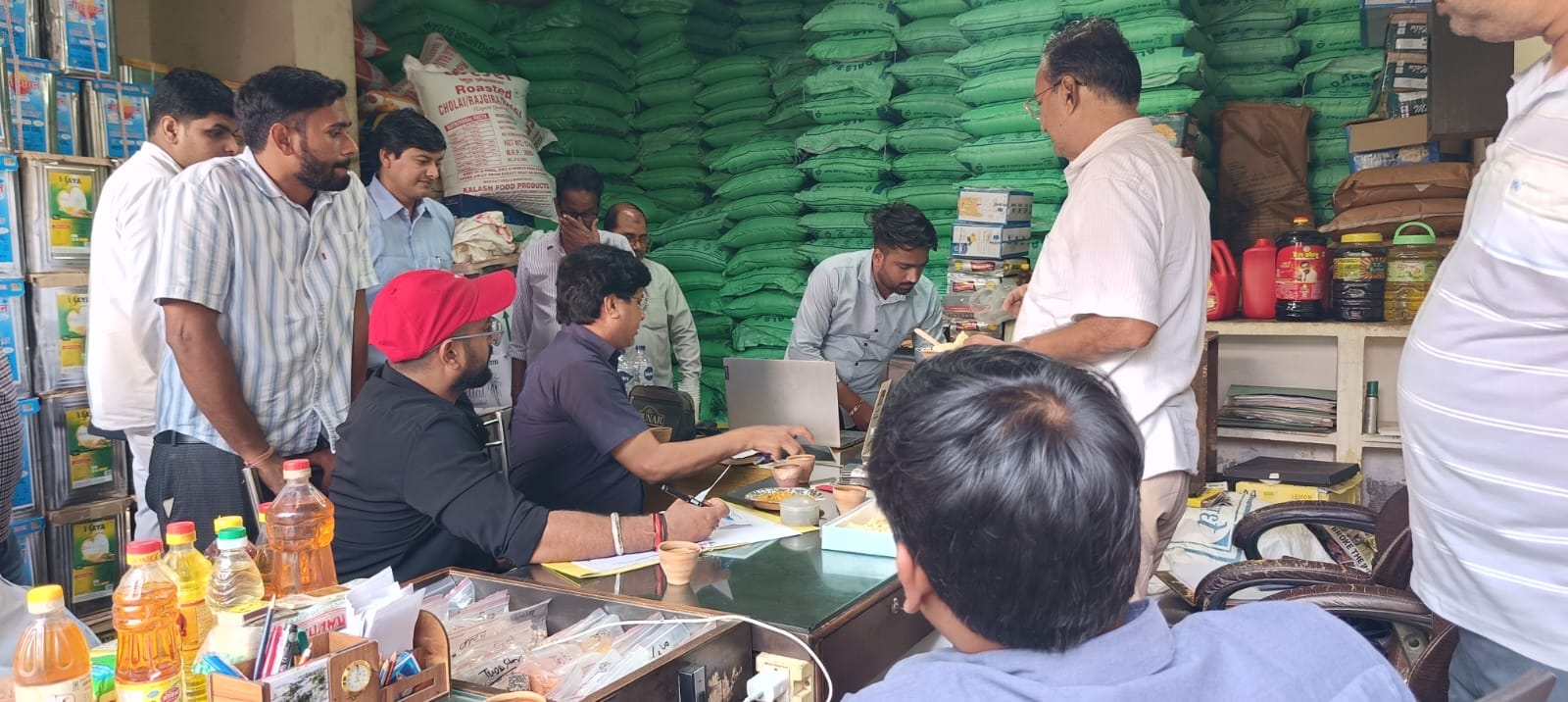 नगीना में व्यापारी के यहां चीनी का स्टॉक चेक करते एसडीएम प्रिंस कुमार। स्रोत प्रशासन नगीना में व्यापारी के यहां चीनी का स्टॉक चेक करते एसडीएम प्रिंस कुमार। स्रोत प्रशासन