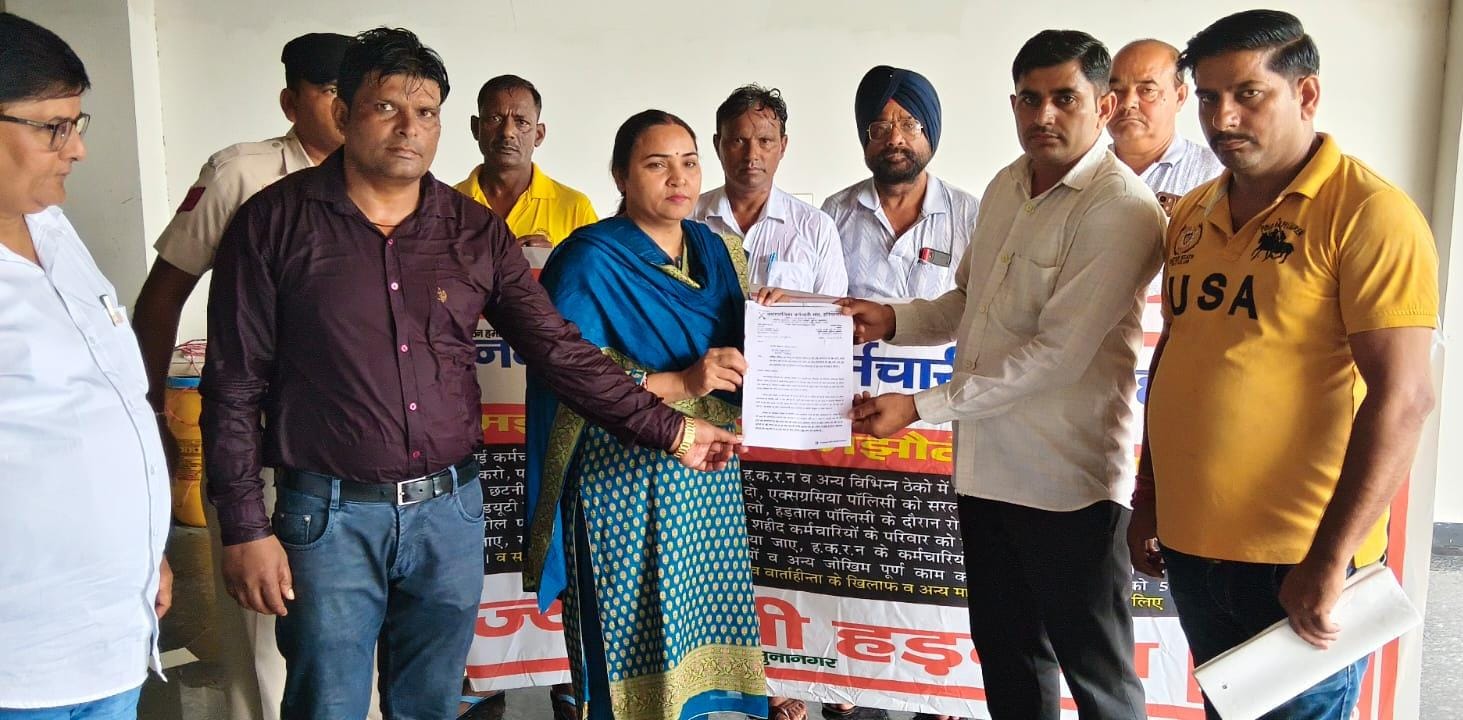 नगर निगम कार्यालय में नारेबाजी करते सफाई व दमकल कर्मचारी। संवाद