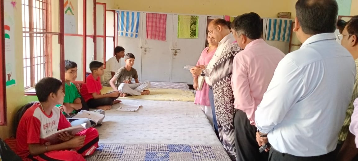 नगर पंचायत की ईओ पूजा सी सिंह को चेतावनी देते डीएम स्रोत संवाद नगर पंचायत की ईओ पूजा सी सिंह को चेतावनी देते डीएम स्रोत संवाद