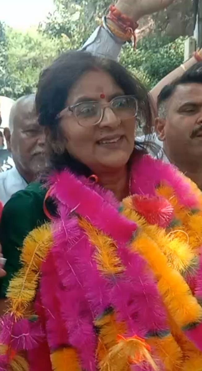 नाहन के दिल्लीगेट लिटन मेमोरियल पर साल 1902 घंटाघर निर्माण कर स्थापित की गई चार घडिय़ां।