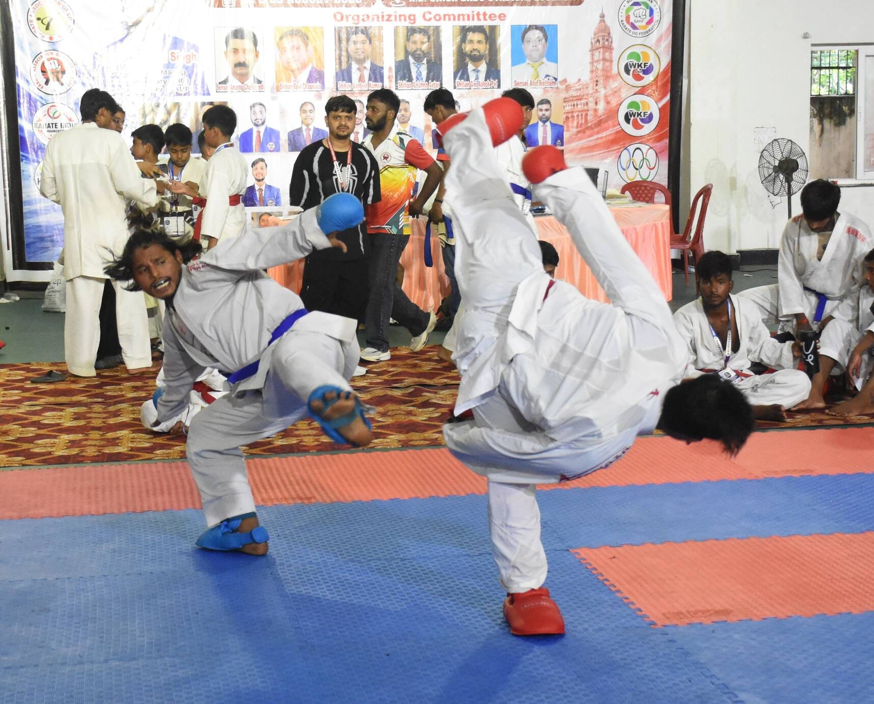 प्रतियोगिता में खेले गए मुकाबले में एक्शन में खिलाड़ी।