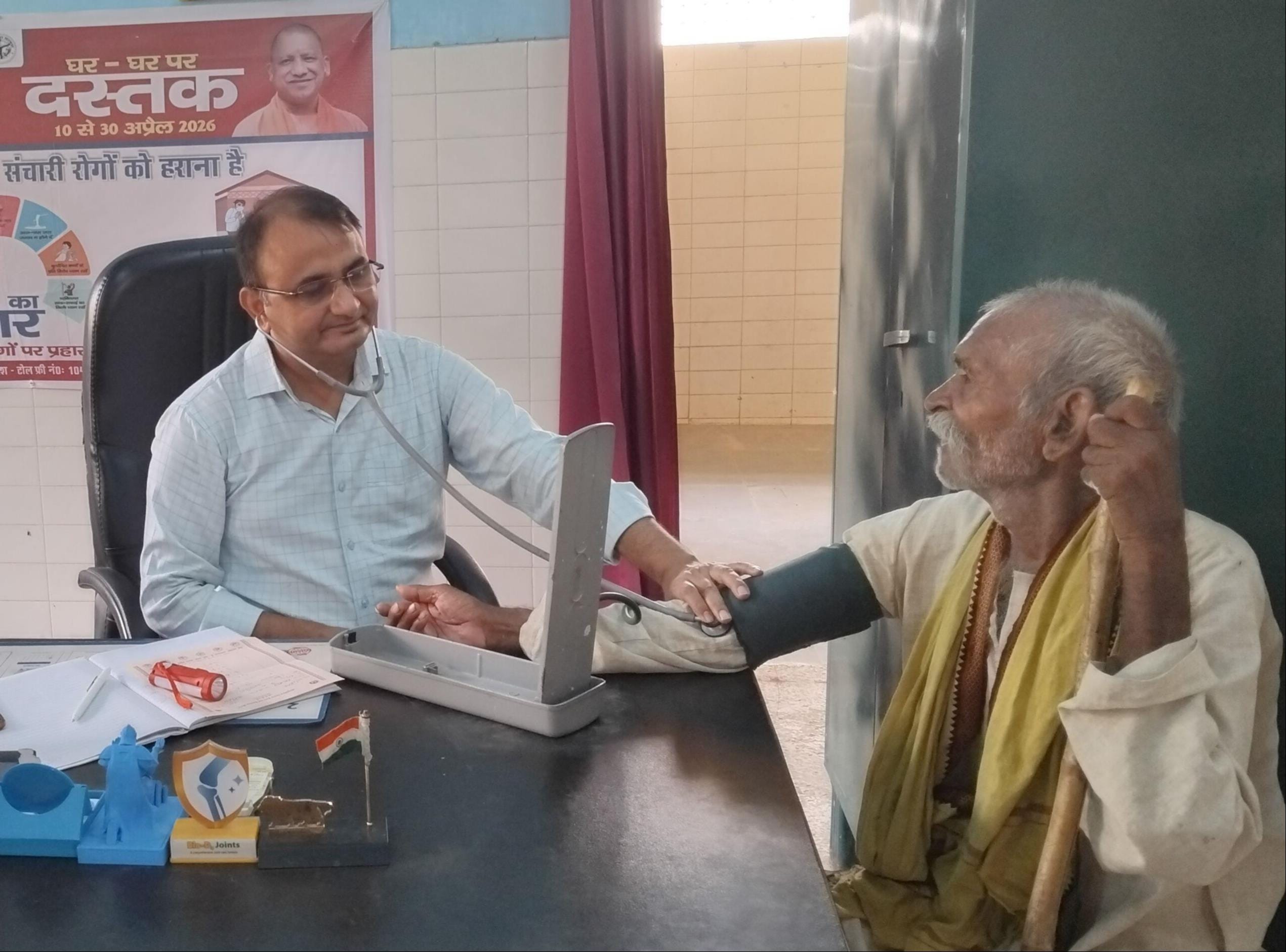 प्राथमिक स्वास्थ्य केंद्रों में इलाज करते डाॅक्टर। संवाद प्राथमिक स्वास्थ्य केंद्रों में इलाज करते डाॅक्टर। संवाद