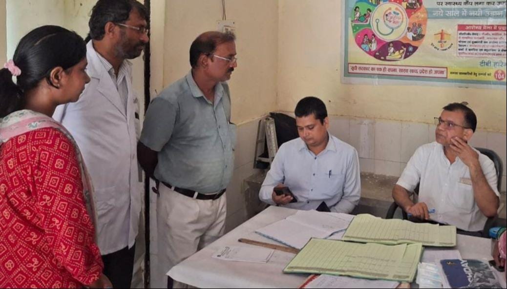 प्राथमिक स्वास्थ्य केंद्रों में इलाज करते डाॅक्टर। संवाद प्राथमिक स्वास्थ्य केंद्रों में इलाज करते डाॅक्टर। संवाद